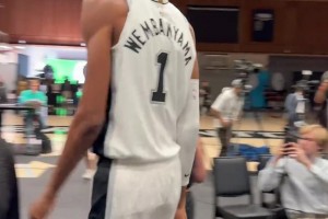 NBA直播篮网vs奇才免费直播高清_NBA直播篮网vs奇才直播今日免费_NBA直播篮网vs奇才现场直播这是真的高啊！感受一下来自文班亚马的压迫感！
